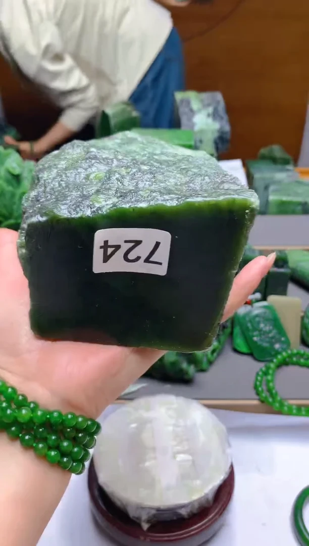 和田玉（碧玉）未镶嵌珠宝半成品1