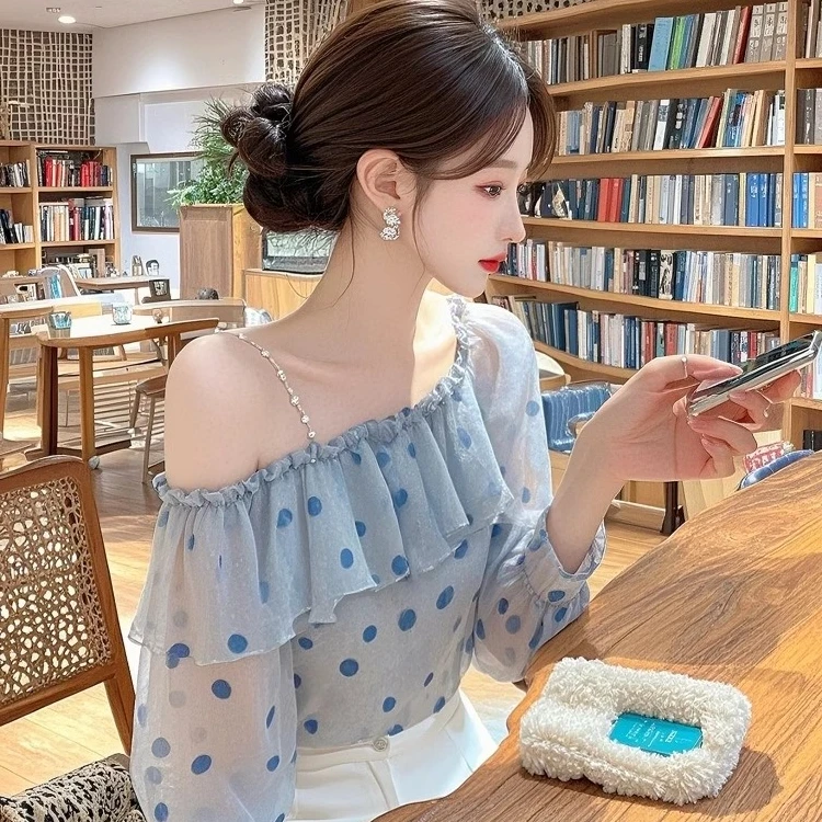 蓝色高级感波点荷叶边仙气飘飘露肩衬衫法式轻奢减龄漂亮好看上衣
