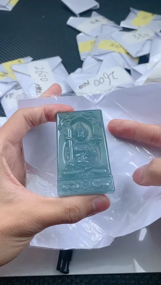 翡翠未镶嵌颈饰