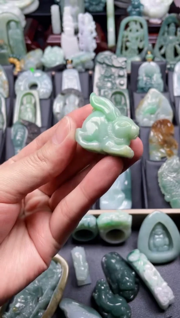 颈饰未镶嵌翡翠26  天然翡翠a货  兔子