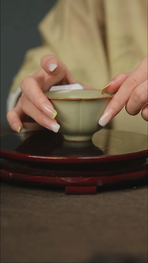 粉青 花口杯 带底款