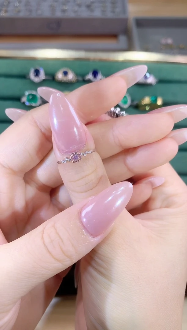 18K金镶嵌戒指钻石戒指