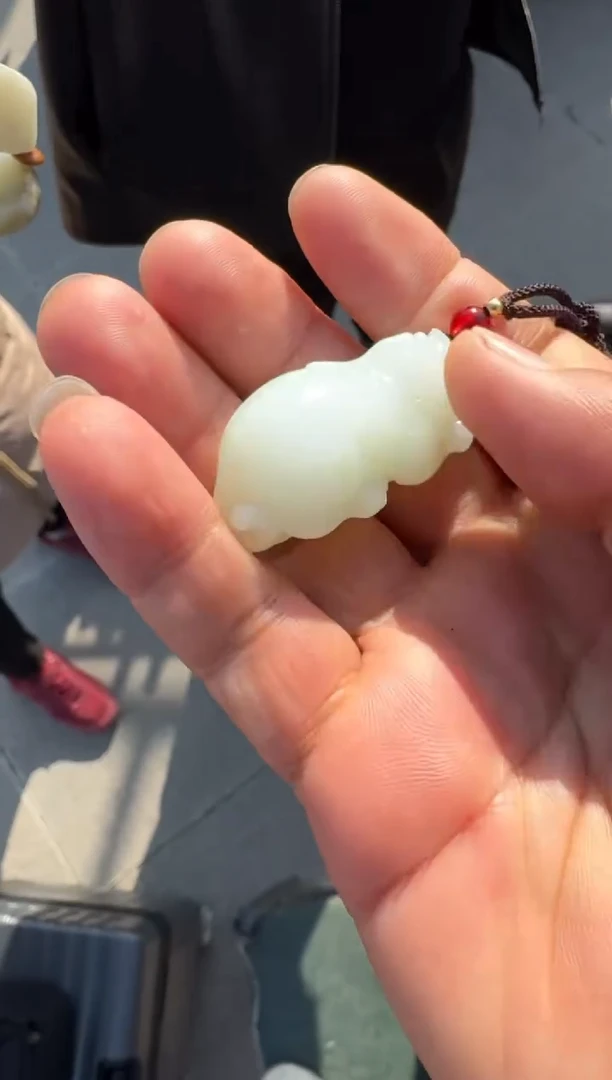 未镶嵌和田玉（糖玉）挂件和田玉