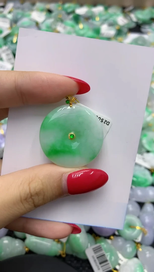 翡翠18K金镶嵌颈饰1111111111