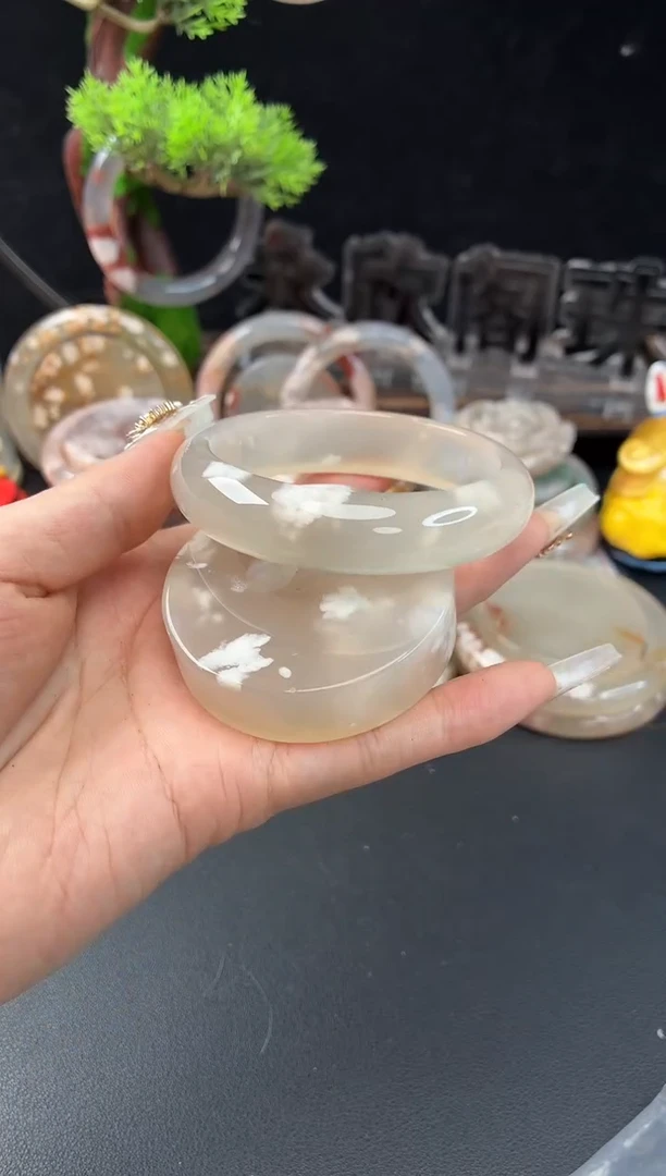 未镶嵌手镯（圆镯）石英质玉57.5