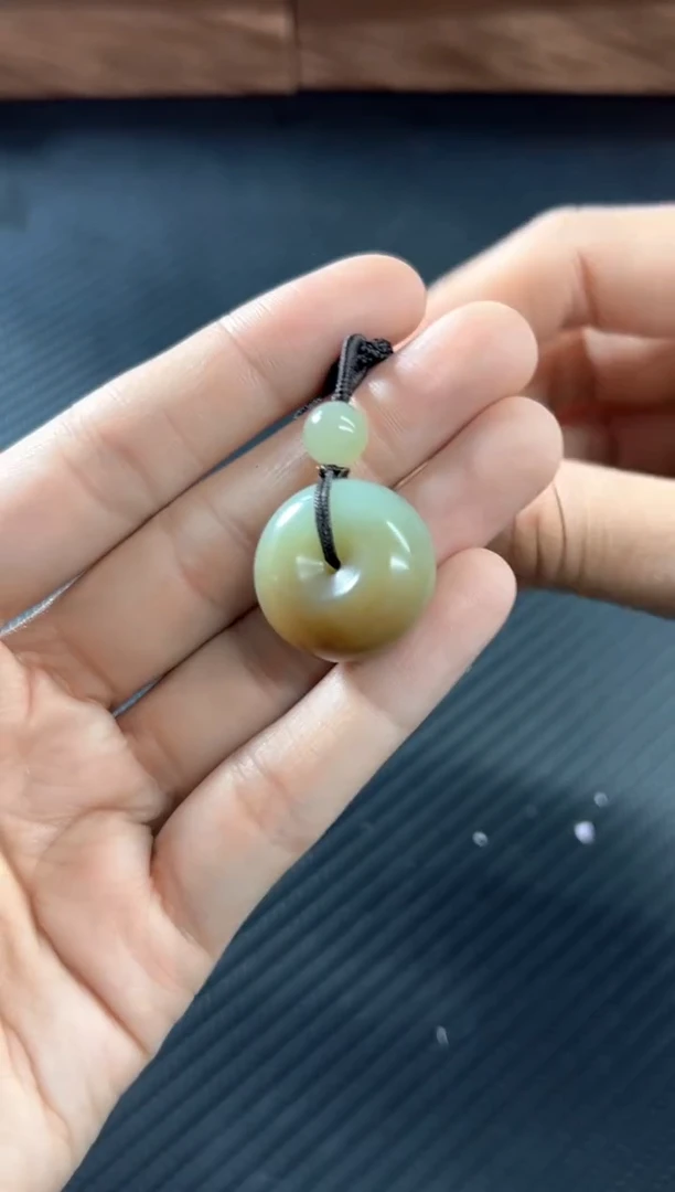 吊坠(赠链)未镶嵌和田玉若羌微色差sj