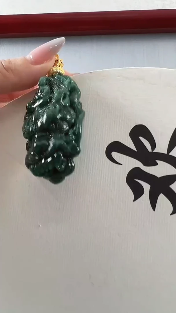 翡翠未镶嵌颈饰神龙护主