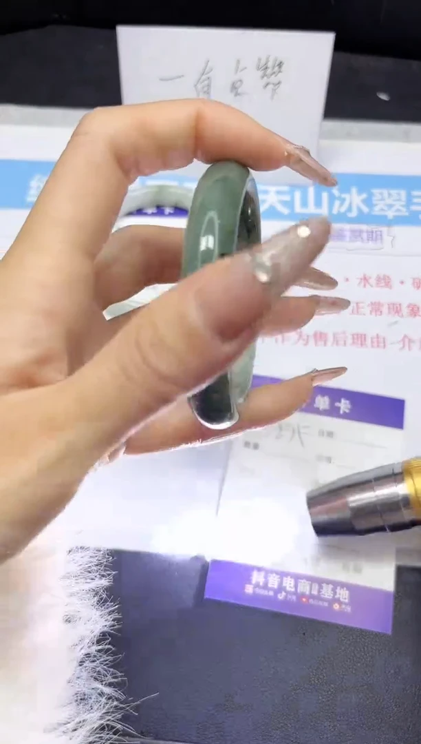 【闪购商品】石英质玉手镯未镶嵌275