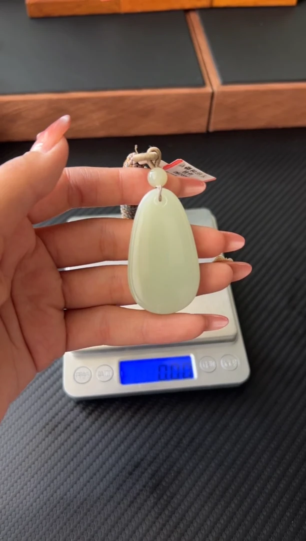 和田玉未镶嵌吊坠(赠链)且末微色差迪克兰一细