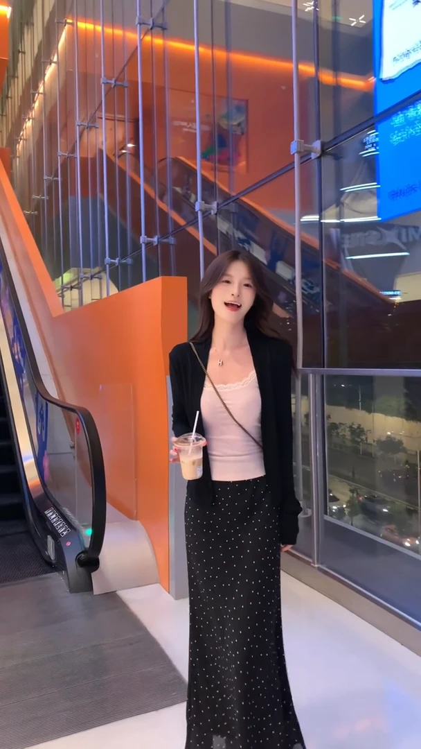 早秋搭配一整套女装套装2025新款时尚休闲吊带开衫包臀波点半身裙