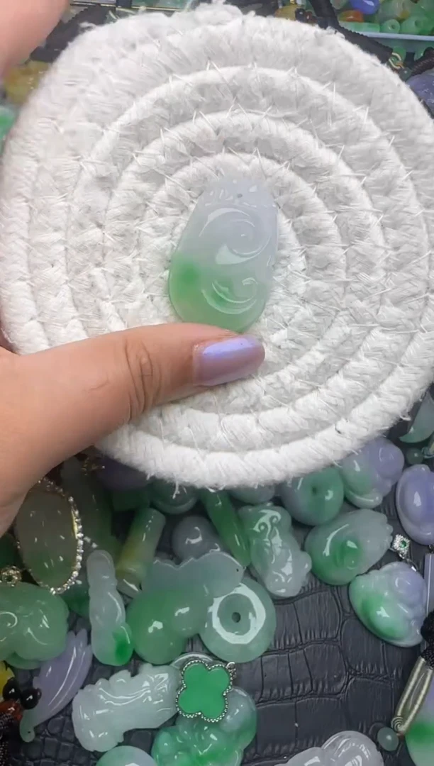 颈饰未镶嵌翡翠缅甸翡翠吊坠