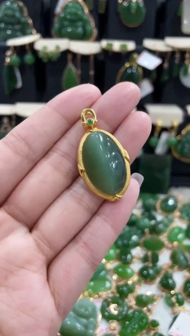 颈饰18K金镶嵌和田玉（碧玉）猫眼蛋面