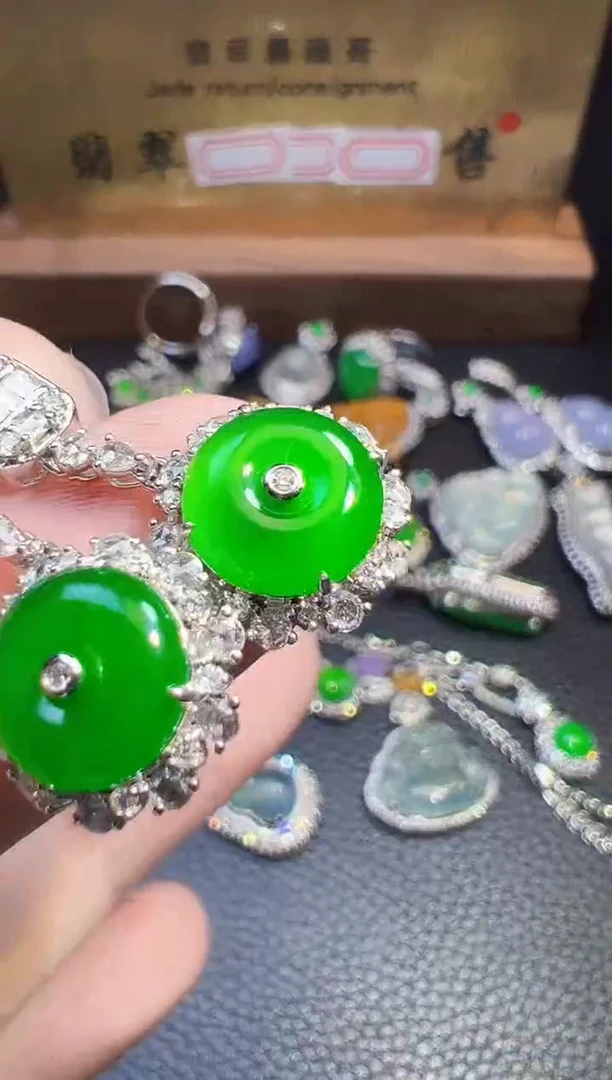 翡翠18K金镶嵌耳饰翡翠