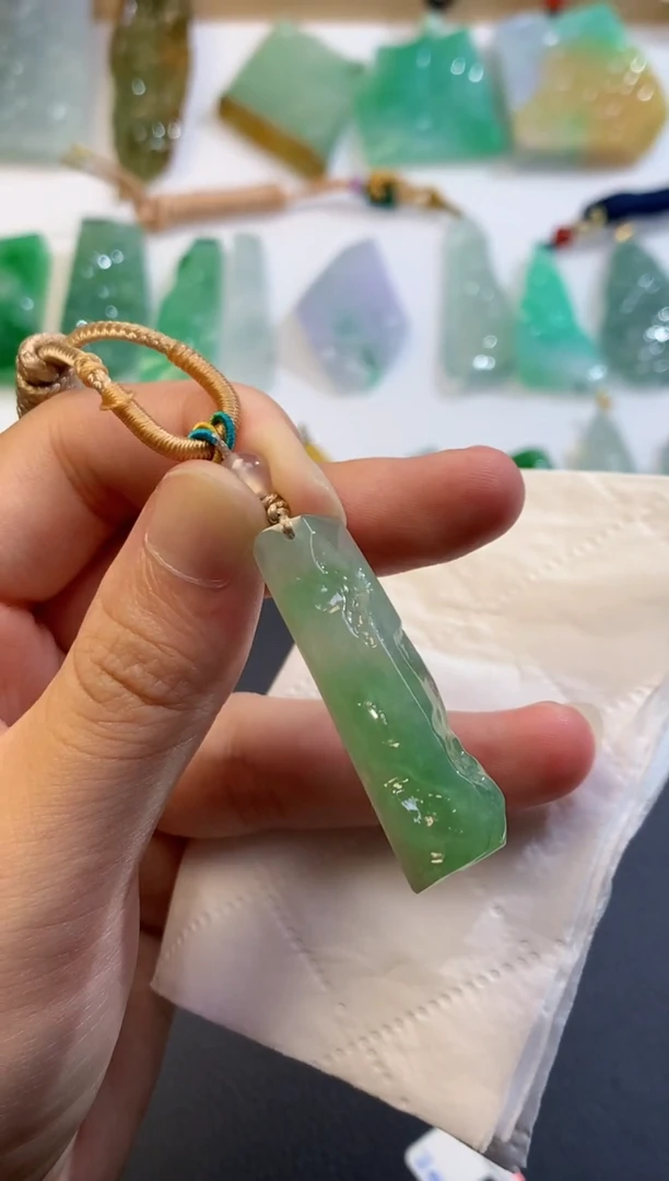 翡翠挂件未镶嵌