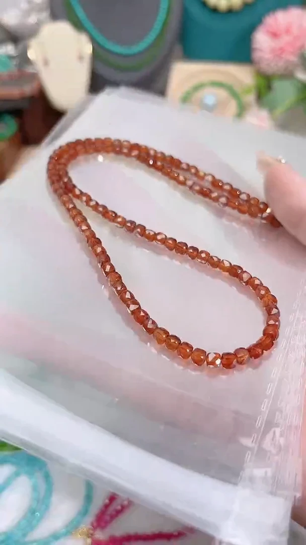 银S925镶嵌颈饰石榴石（芬达石）方99