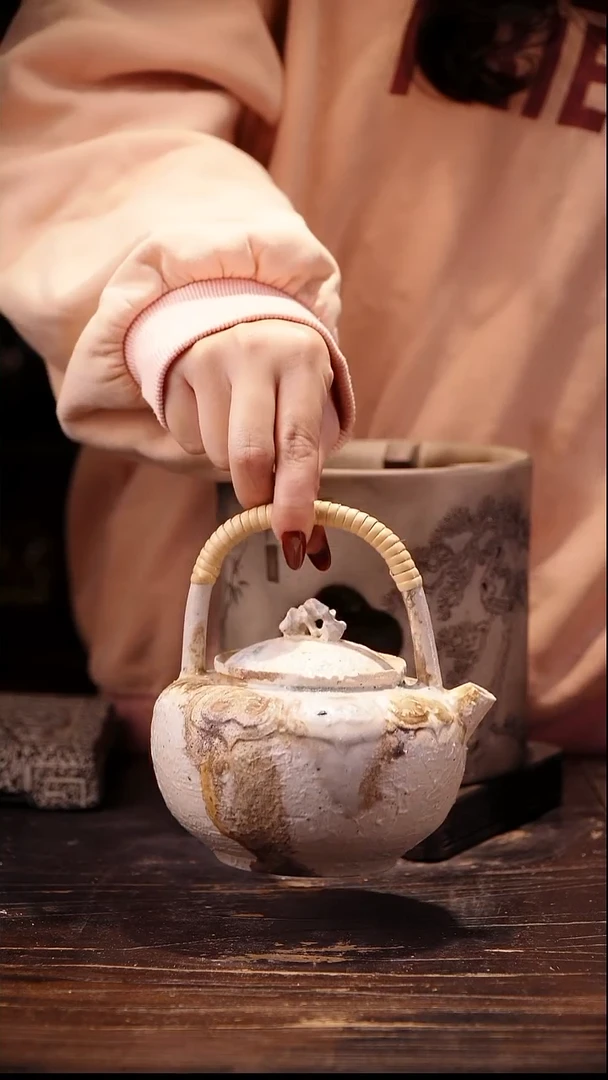 C****g白色太湖石提梁壶纯手工
