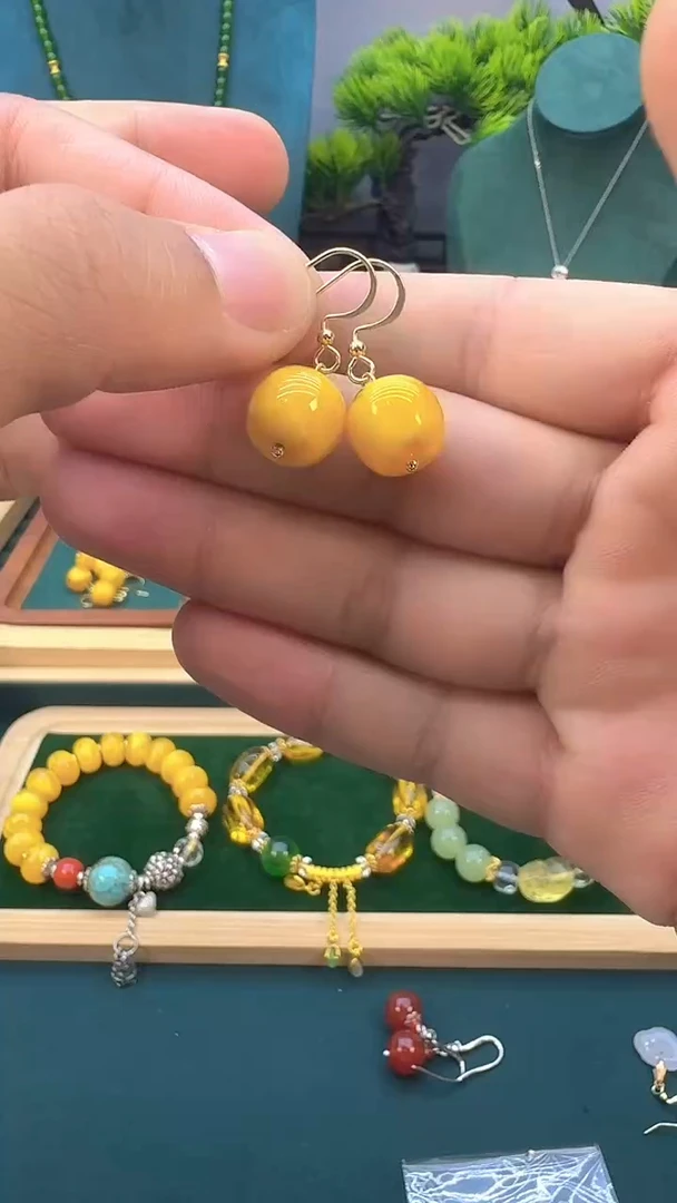 14K金镶嵌蜜蜡耳饰E01