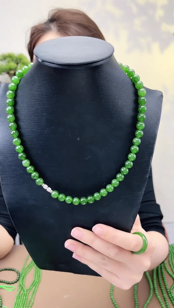 项链未镶嵌和田玉（碧玉）碧玉8mm阳绿妈妈链 有黑点