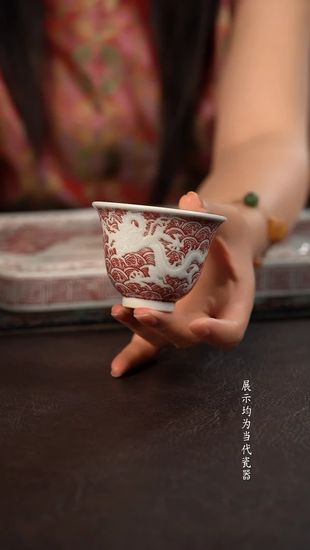 贵红窑釉里红暗刻海水龙纹铃铛杯