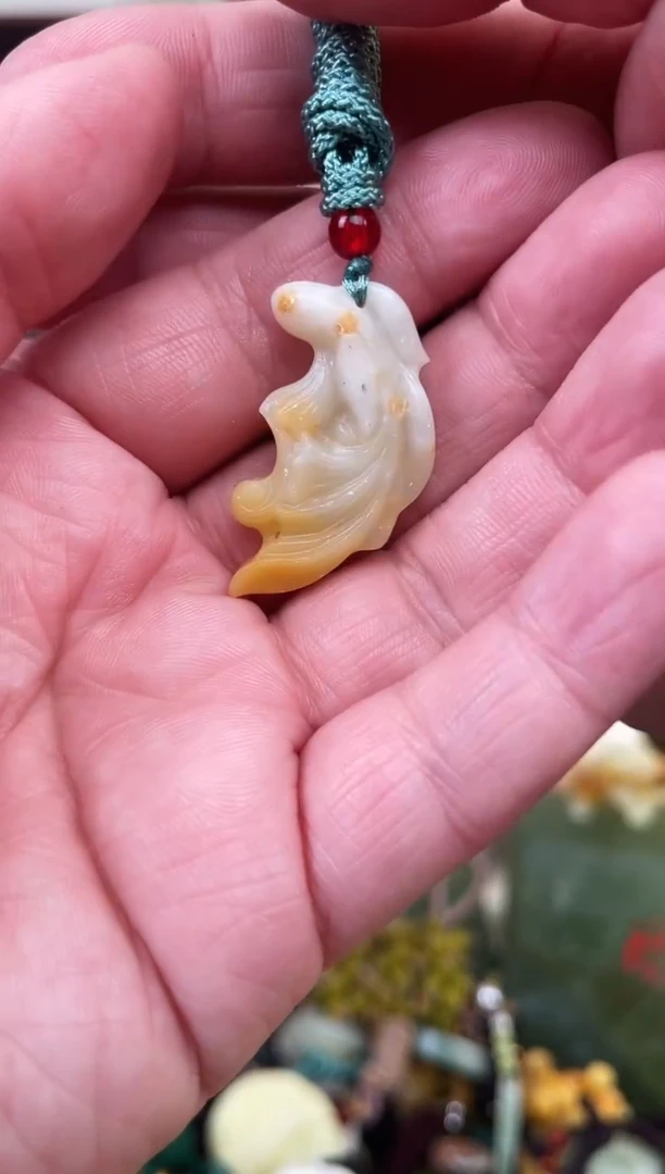未镶嵌蛇纹石玉颈饰`