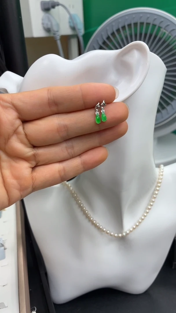 颈饰18K金镶嵌翡翠天然翡翠A货