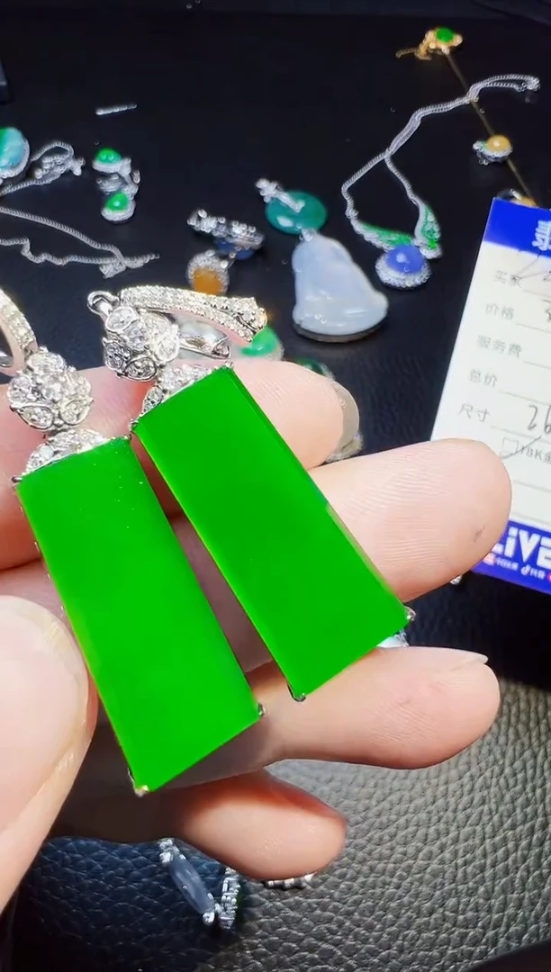 18K金镶嵌翡翠耳饰龄*子翡翠