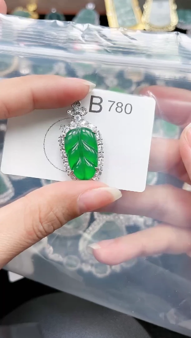 【闪购商品】翡翠颈饰未镶嵌780赠皮绳