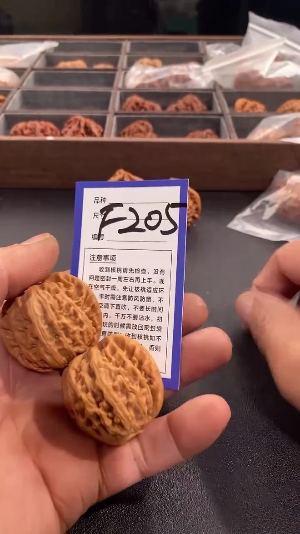 【闪购商品】文玩核桃吊坠红锦鲤