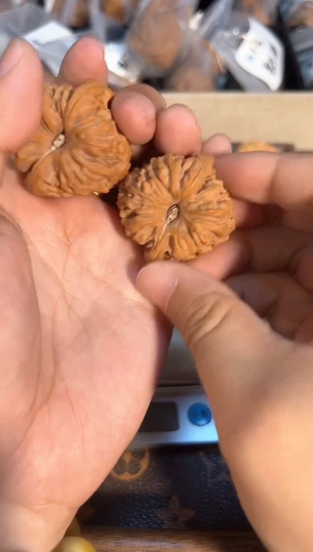 把件核桃全品205号凹底南疆石