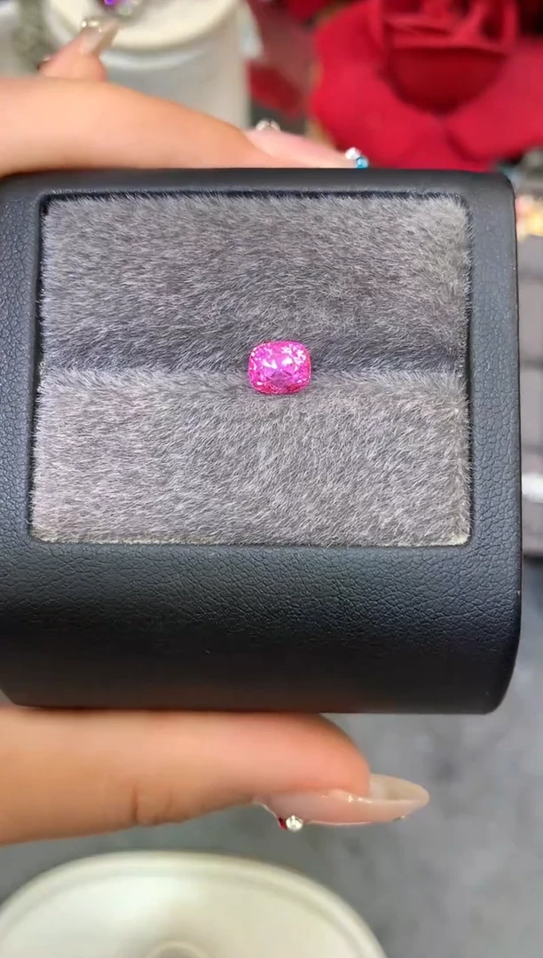 未镶嵌裸石定制尖晶石枕型 sagyin粉 1.56ct