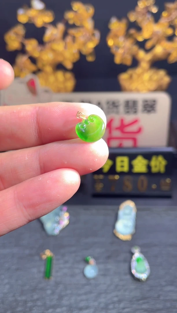 翡翠18K金镶嵌颈饰