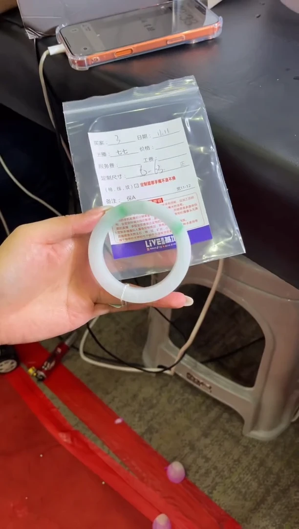 未镶嵌手镯定制翡翠芬定制手镯不退不换