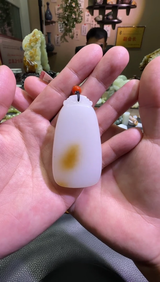 吊坠(赠链)未镶嵌和田玉金山糖白吊坠（产地直发）