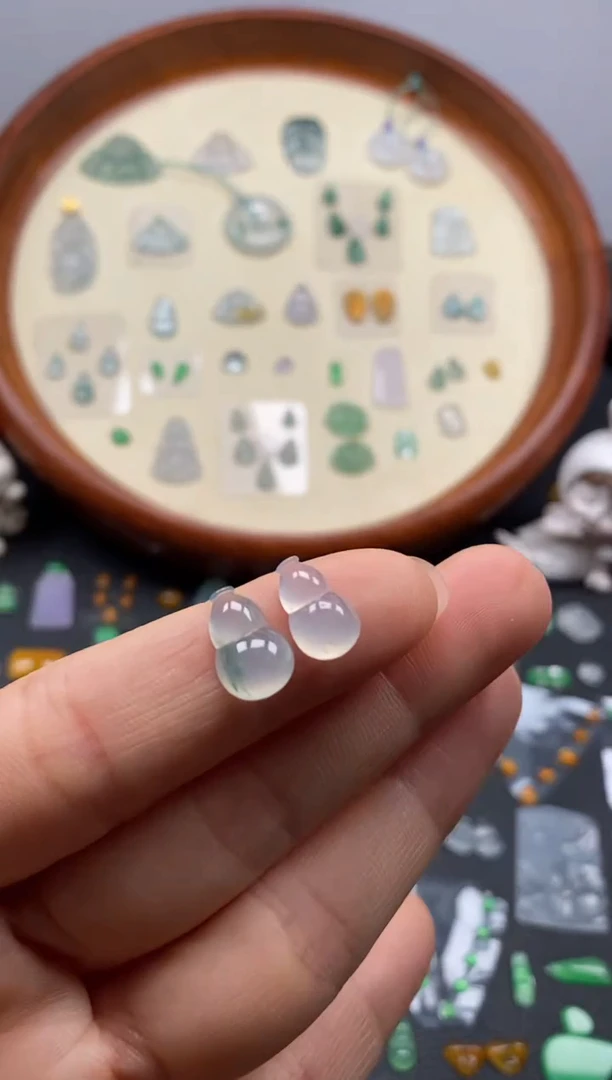 颈饰未镶嵌翡翠飘花葫芦1对/芬