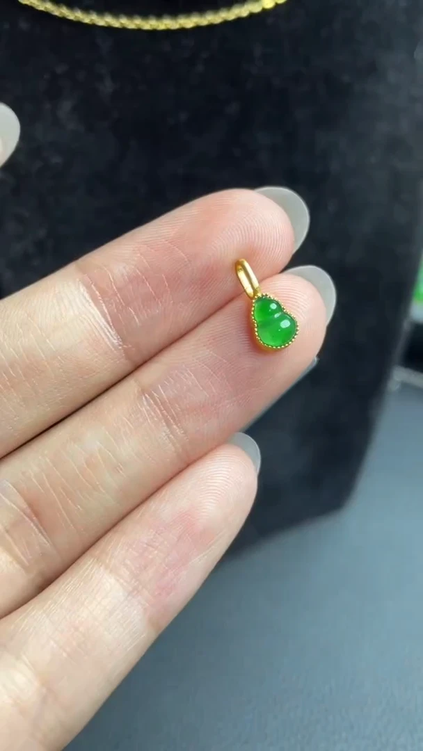 翡翠18K金镶嵌颈饰吊坠