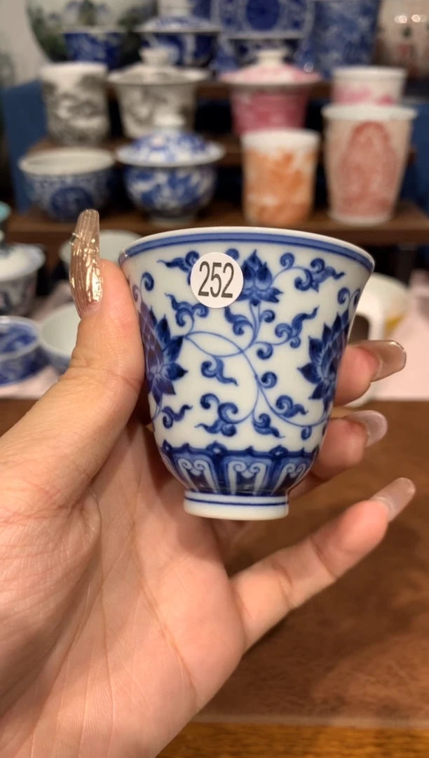 【闪购商品】摆件252青花缠枝花卉的杯子