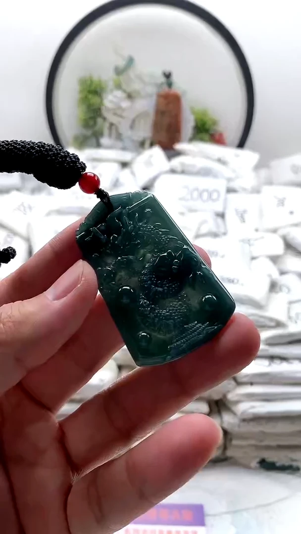 颈饰未镶嵌翡翠龙牌1