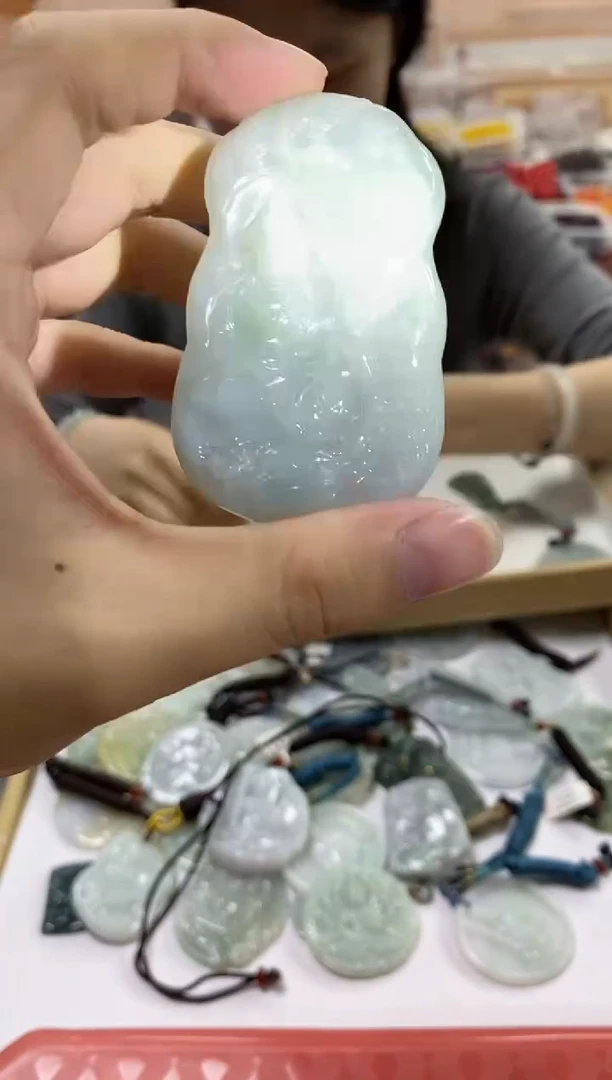 颈饰未镶嵌翡翠观音牌