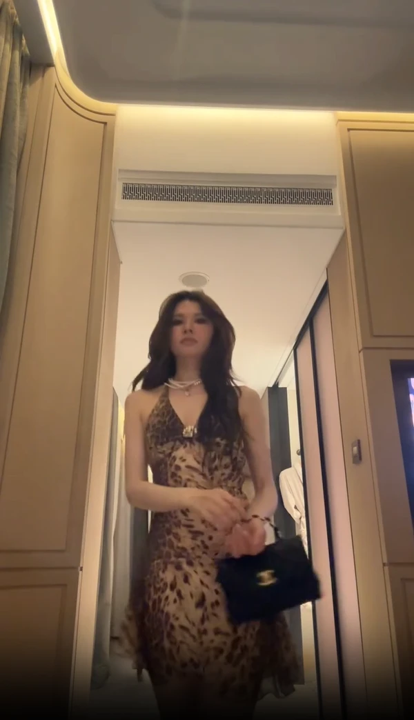 2025夏季新款复古豹纹印花挂脖露肩飘逸雪纺连衣裙女修身显瘦短裙