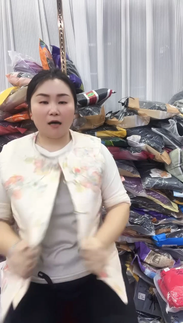 闪电购117 女士马甲 微残 150斤内