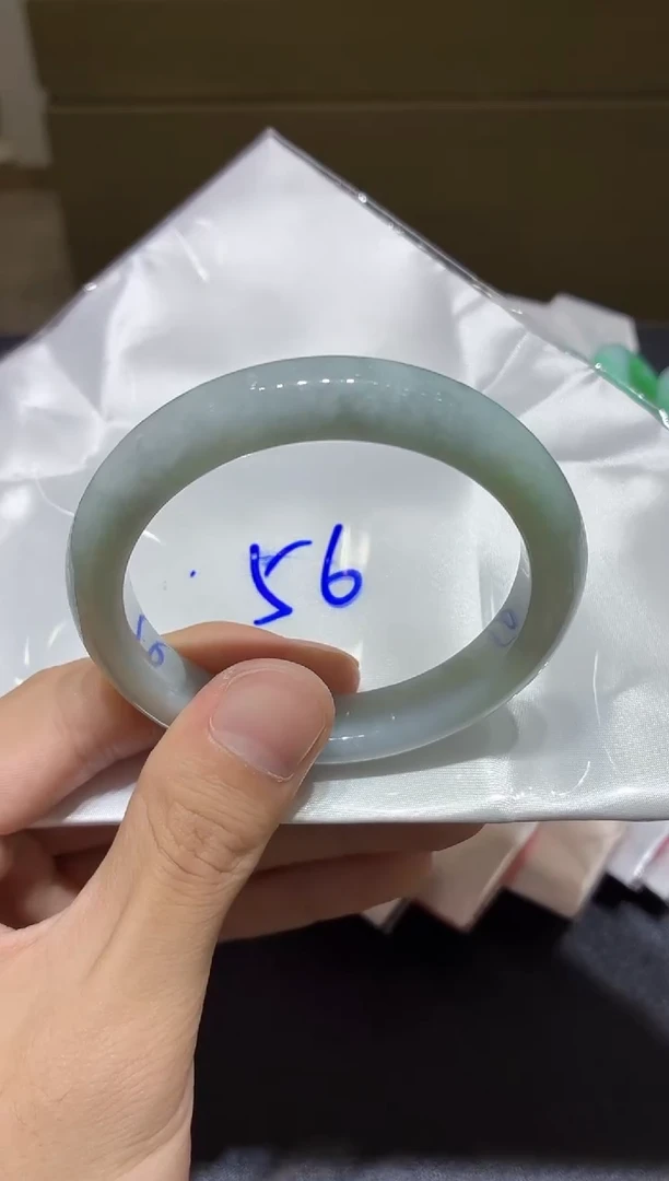 翡翠手镯未镶嵌翡翠手镯