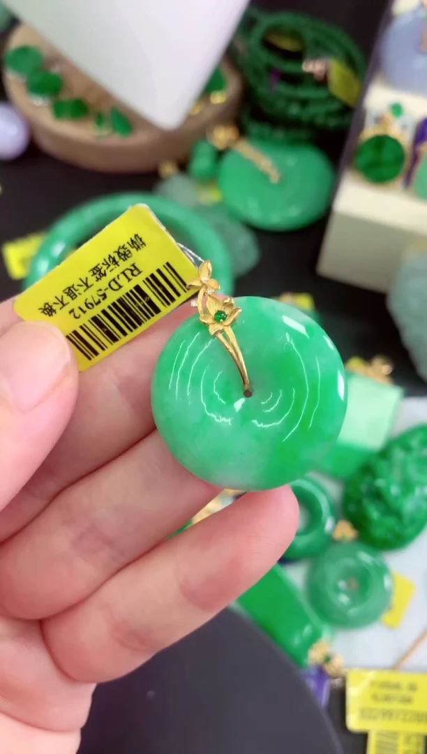 颈饰18K金镶嵌翡翠挂件