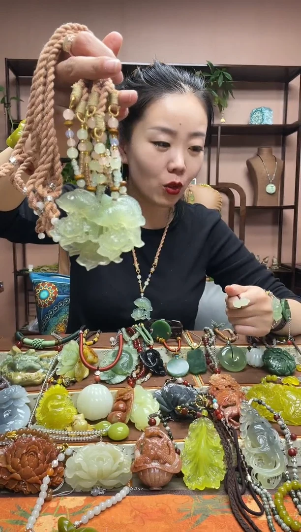 未镶嵌岫玉颈饰多样性发货发其中之一