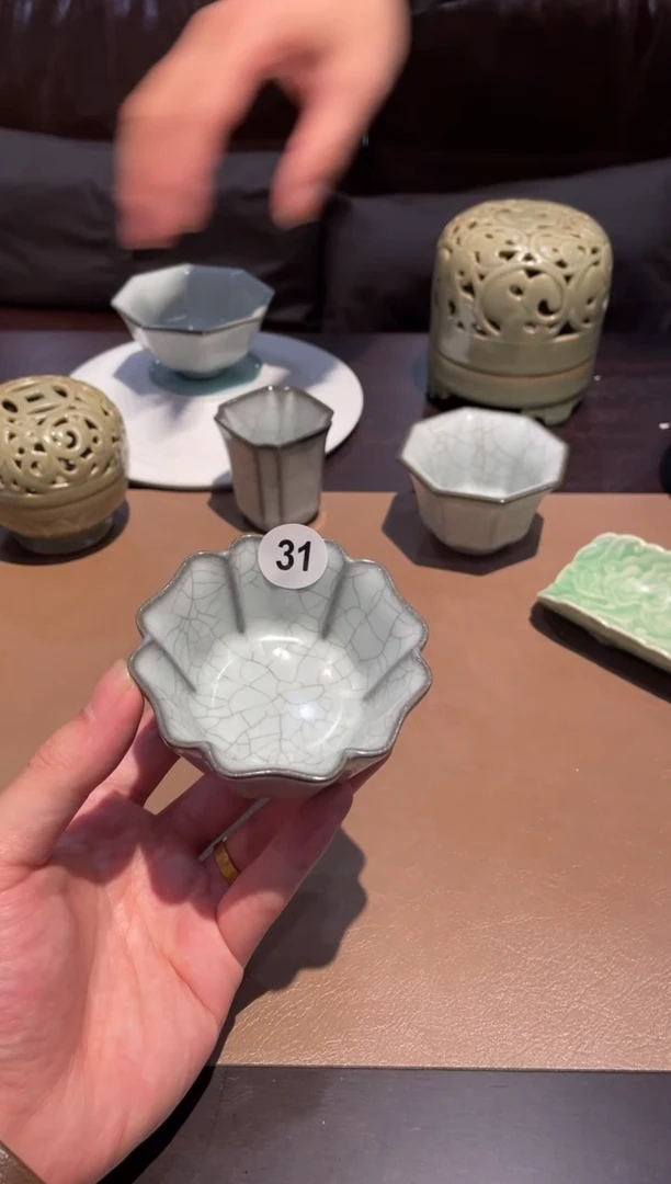 31窑承青瓷官窑花口杯