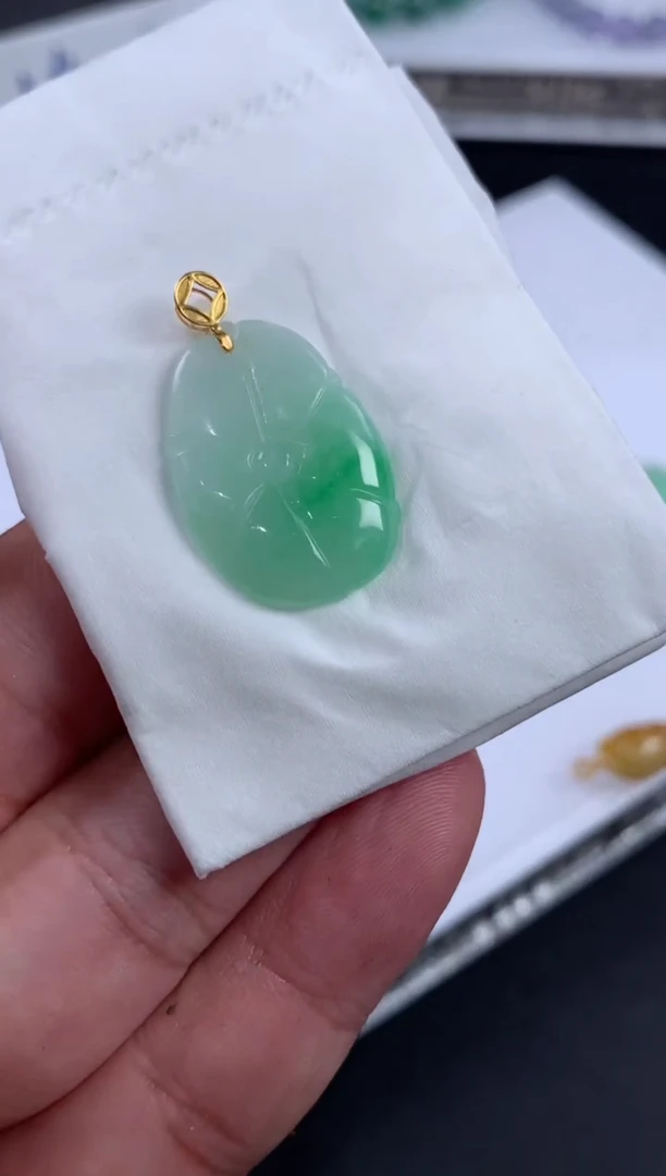 颈饰18K金镶嵌翡翠大**·翡翠