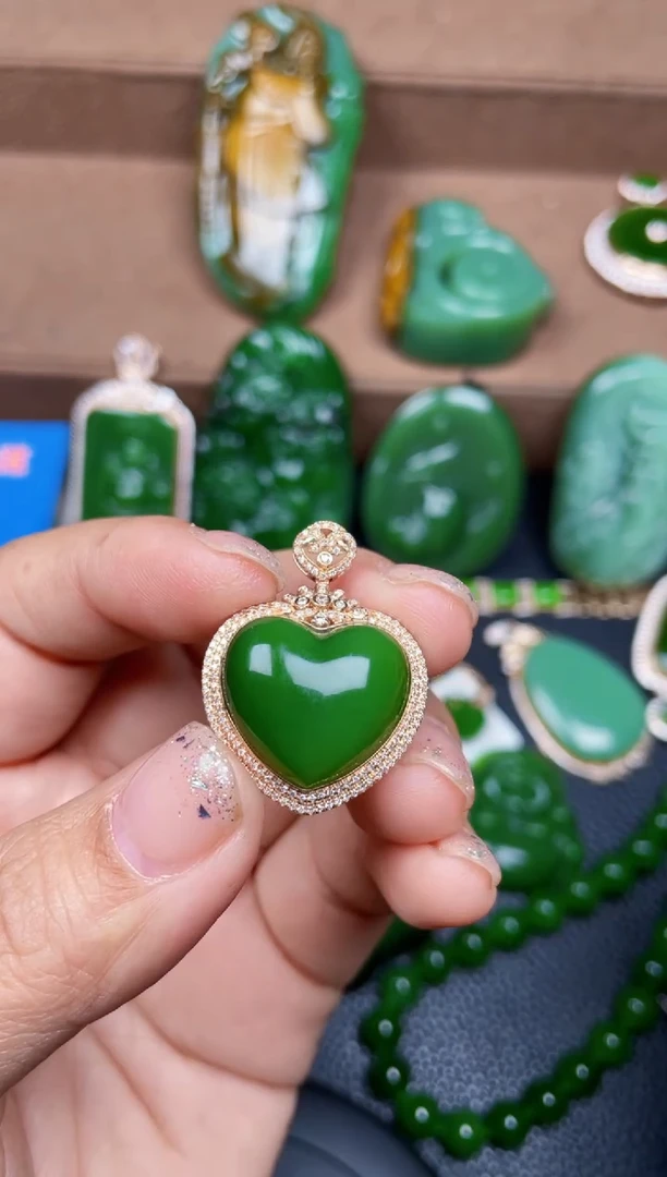 颈饰18K金镶嵌和田玉F839