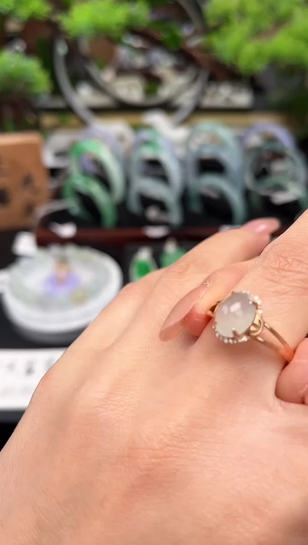 18K金镶嵌戒指翡翠戒指