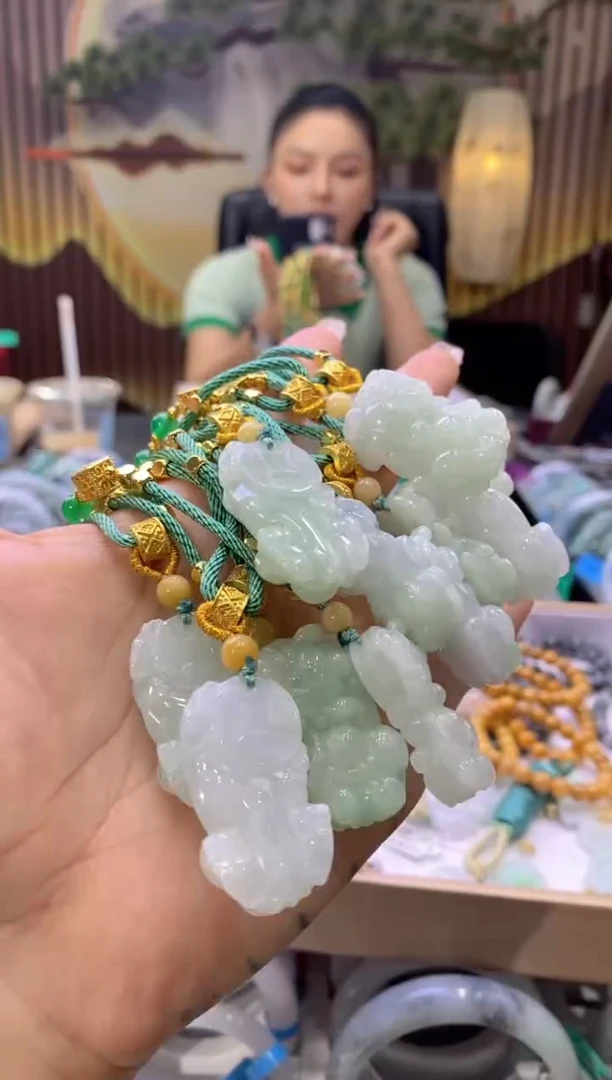 翡翠未镶嵌颈饰多样性仅发其一3831