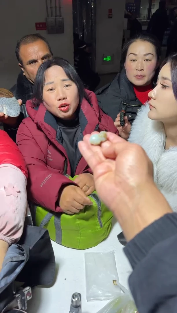 未镶嵌和田玉（糖玉）挂件和田玉