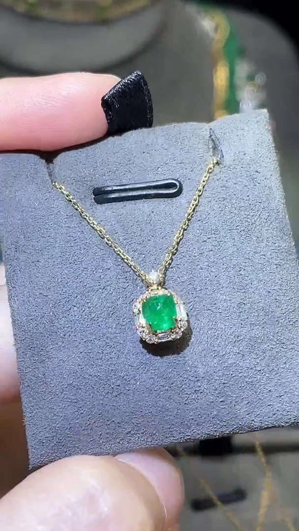 18K金镶嵌项链祖母绿斯瓦特0.55ct